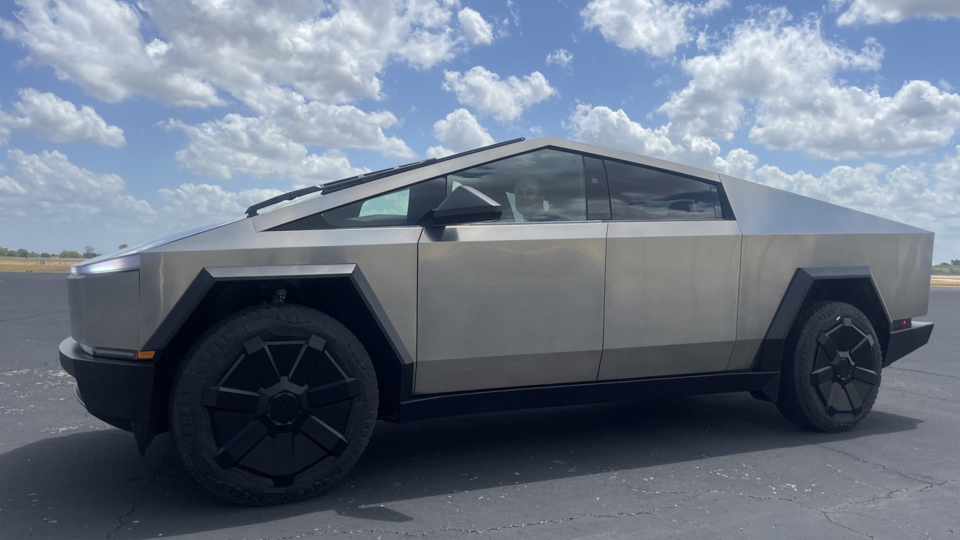 Elon Musk dentro do Cybertruck