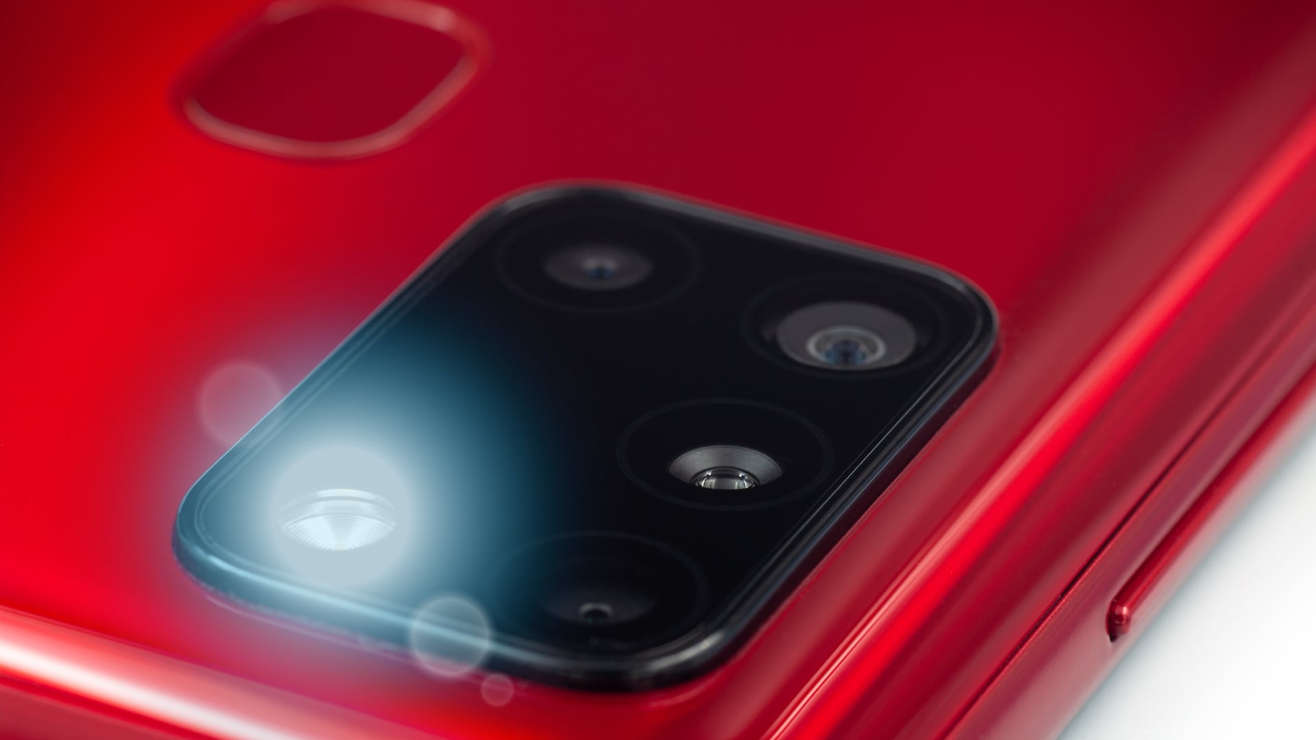 Smartphone com camaras em destaque e flash