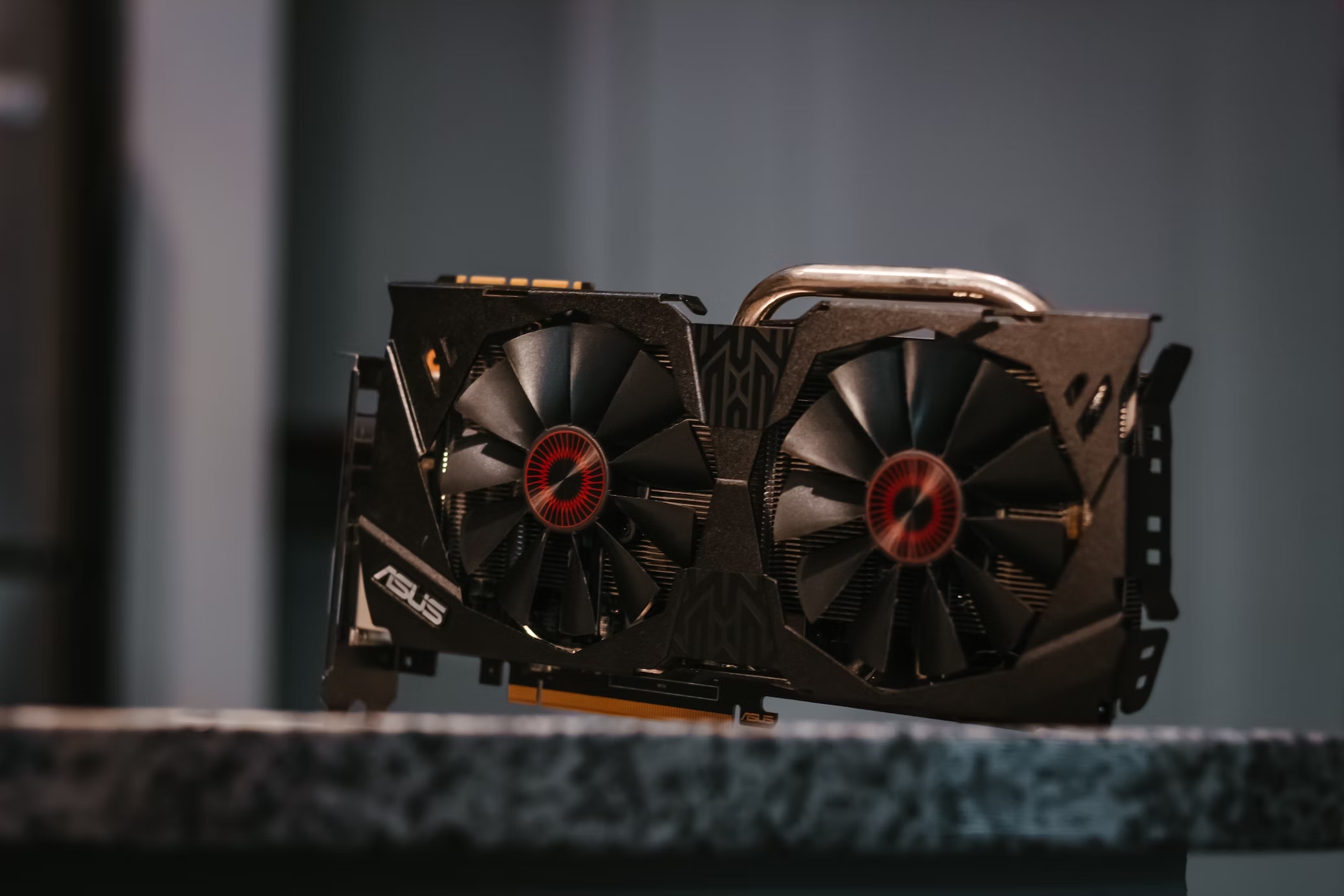 Placa gráfica da Asus sobre uma mesa