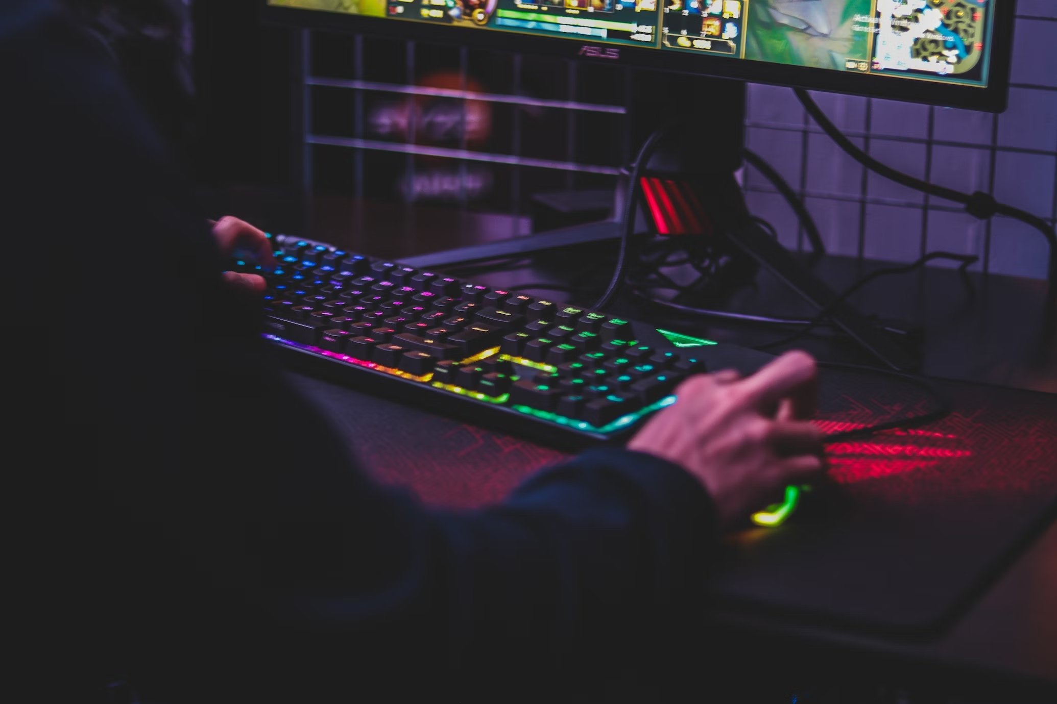 Computador gaming com teclado e rato