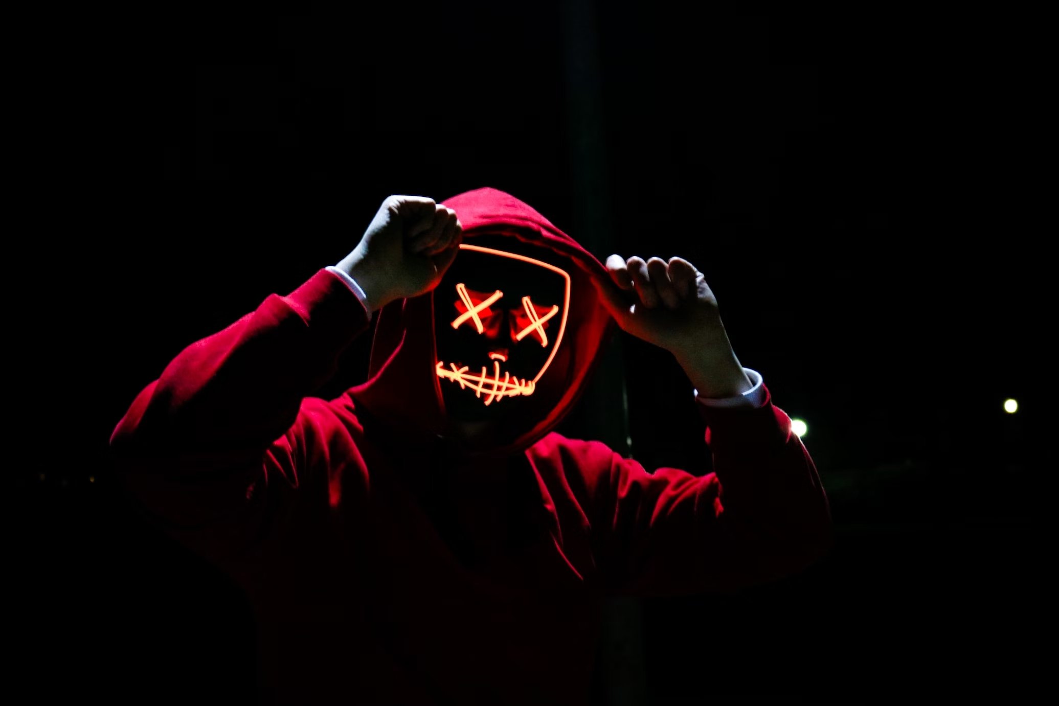 Hacker com uma máscara LED