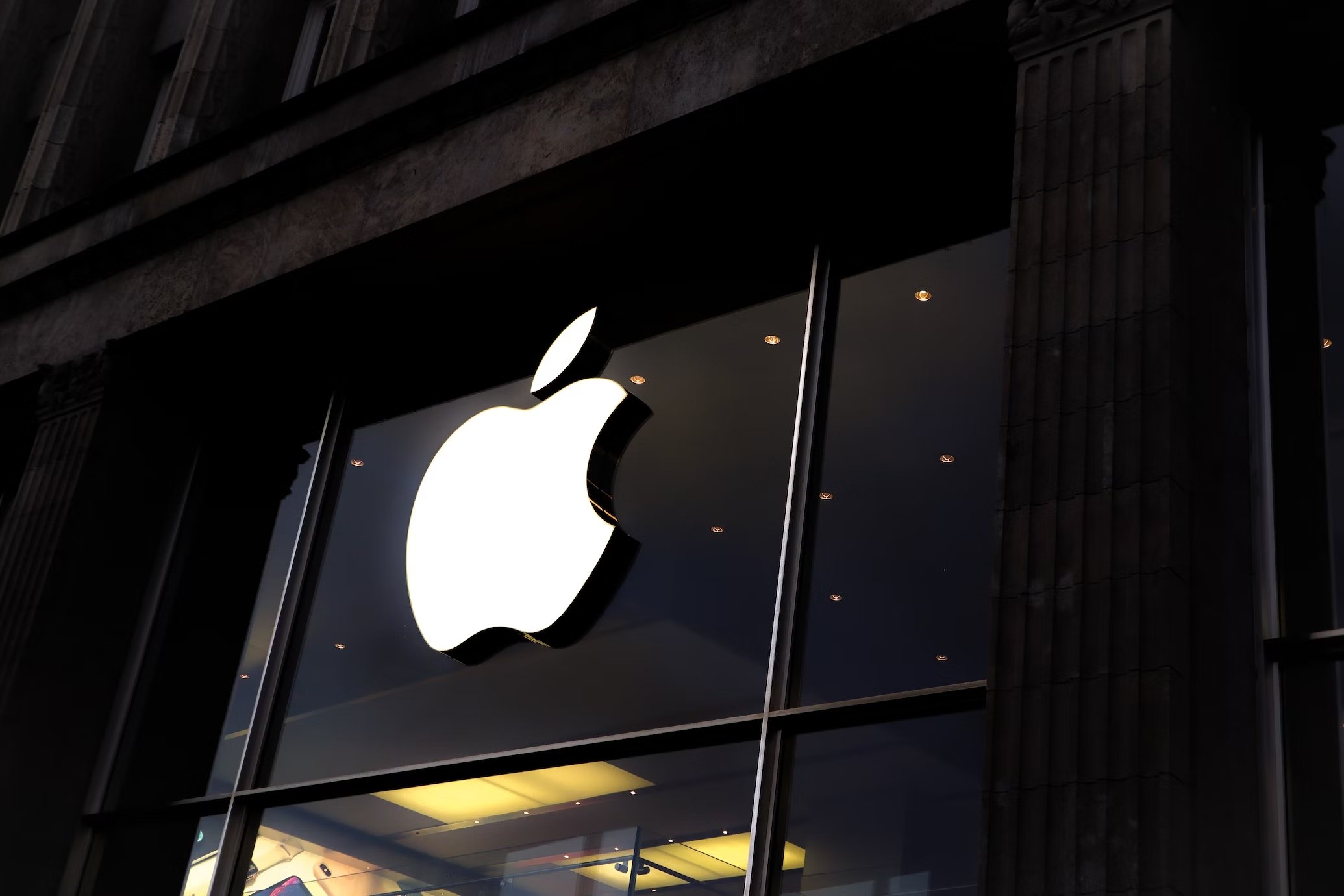 Apple loja da empresa com sinal à mostra