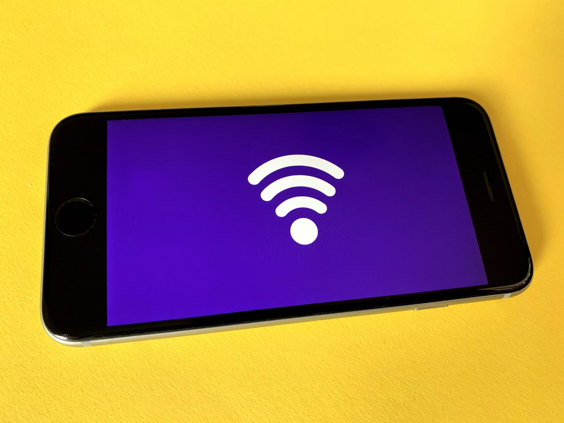 Sinal de wifi sobre smartphone