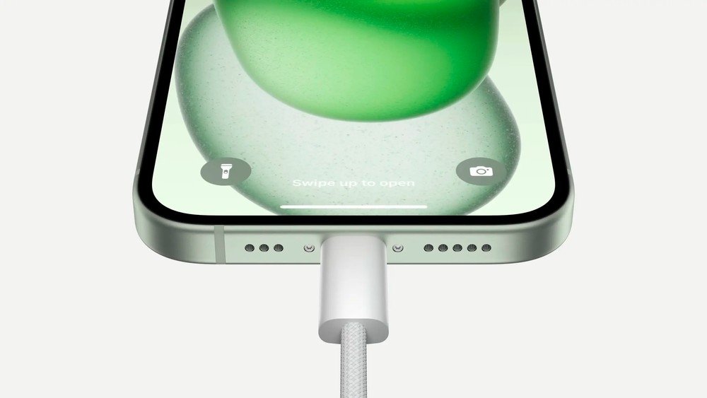 Apple iPhone 15 em carregamento