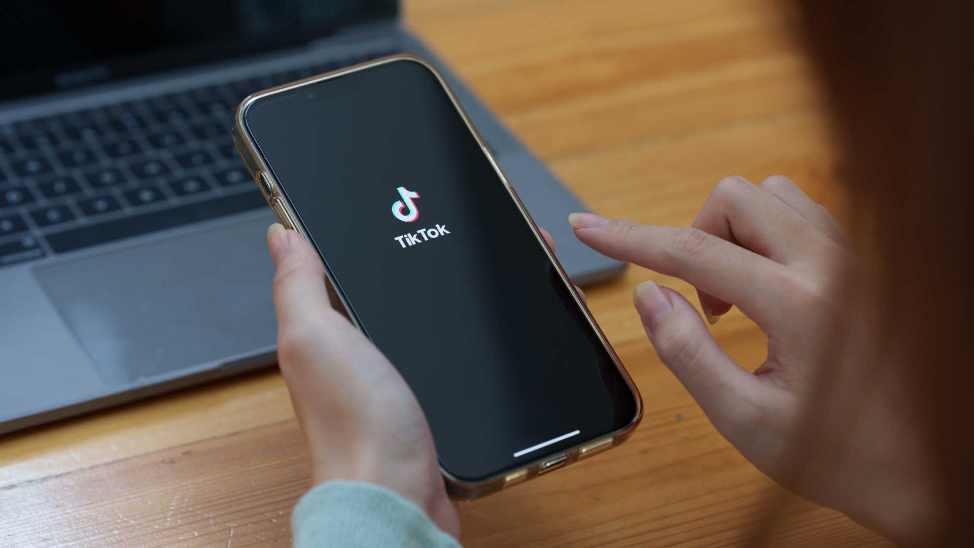 app do TikTok em smartphone
