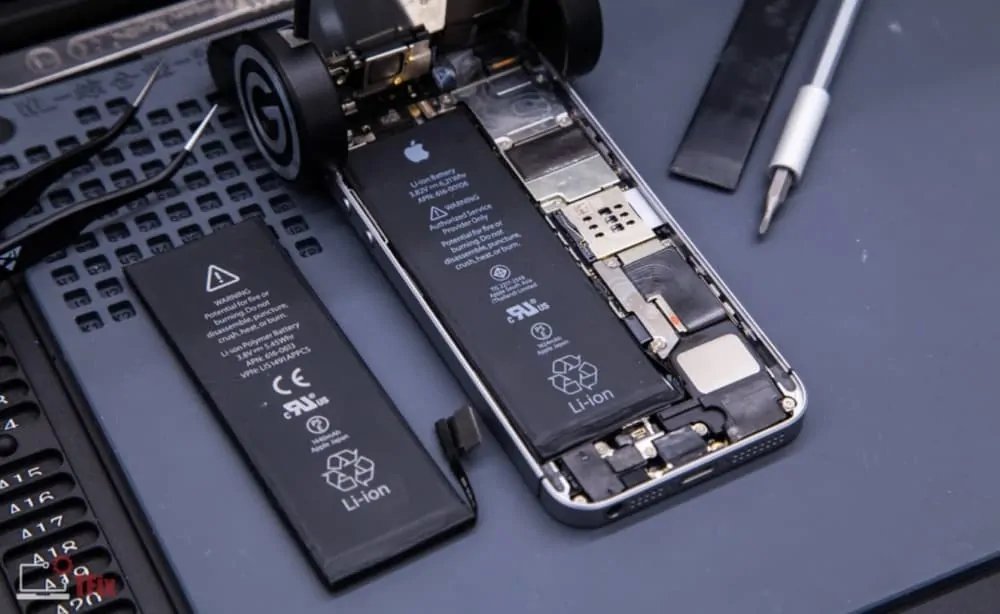 Apple iphone aberto com bateria a ser trocada