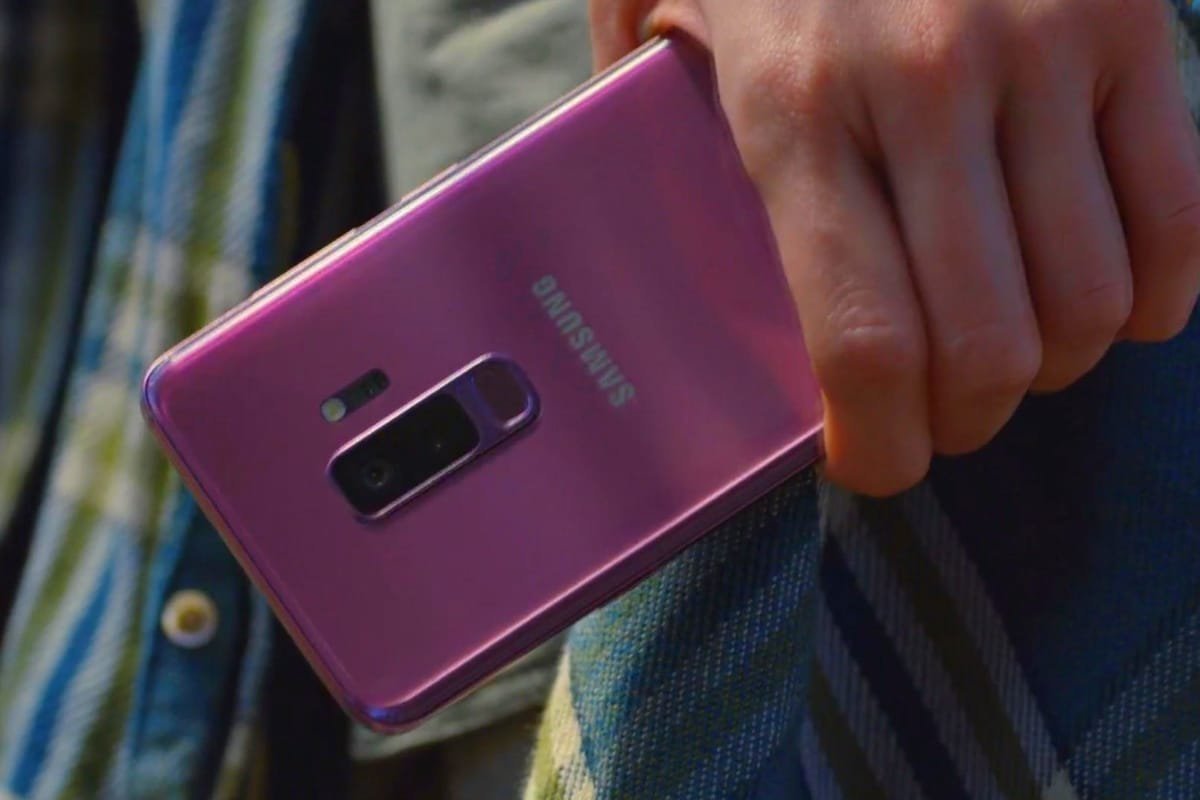 Samsung galaxy s10 na mão