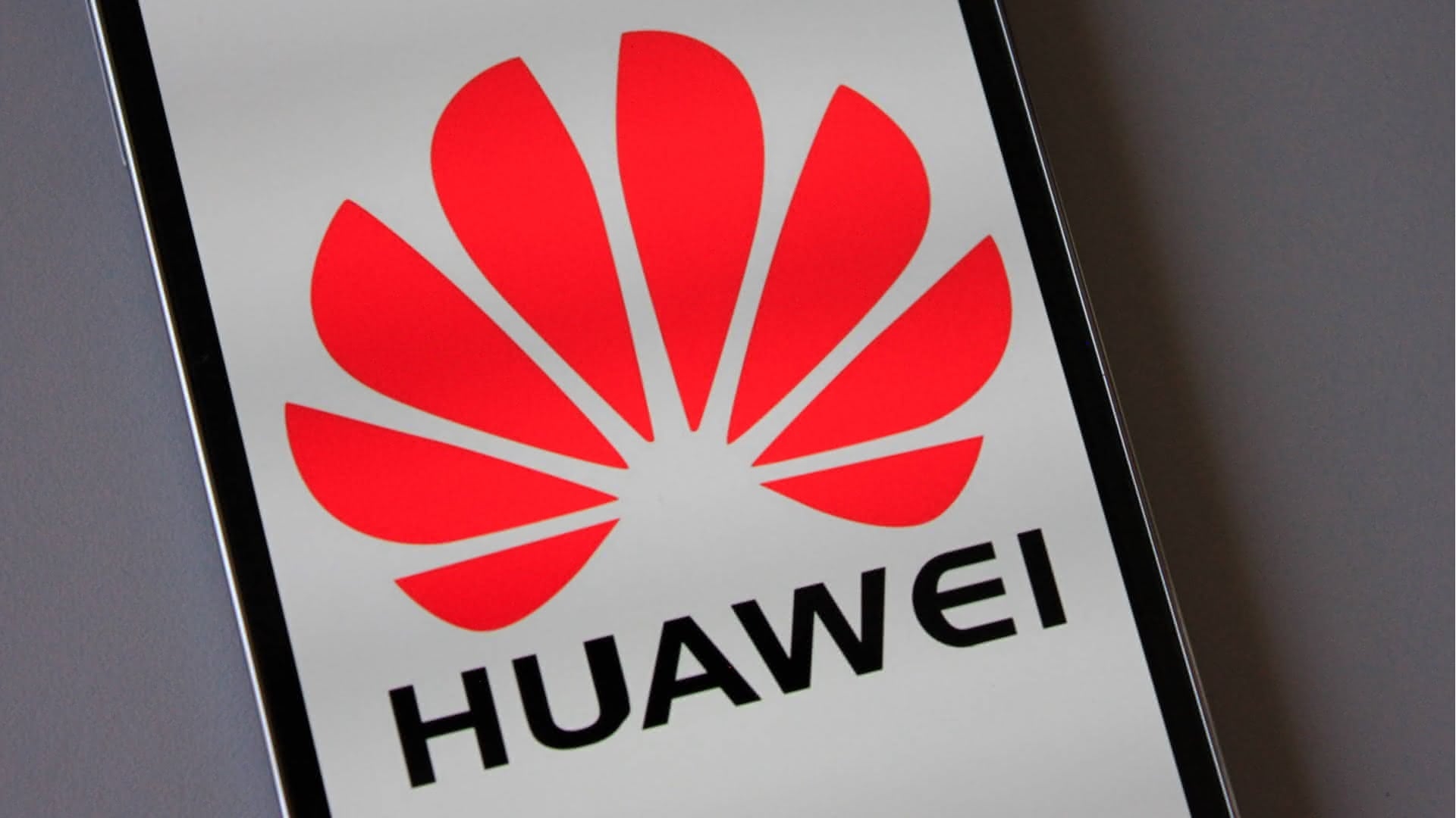 logo da Huawei sobre smartphone