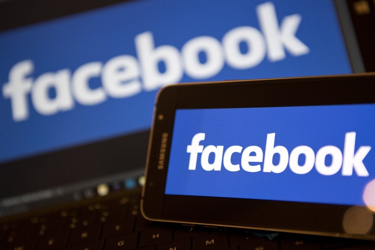facebook logo sobre smartphone