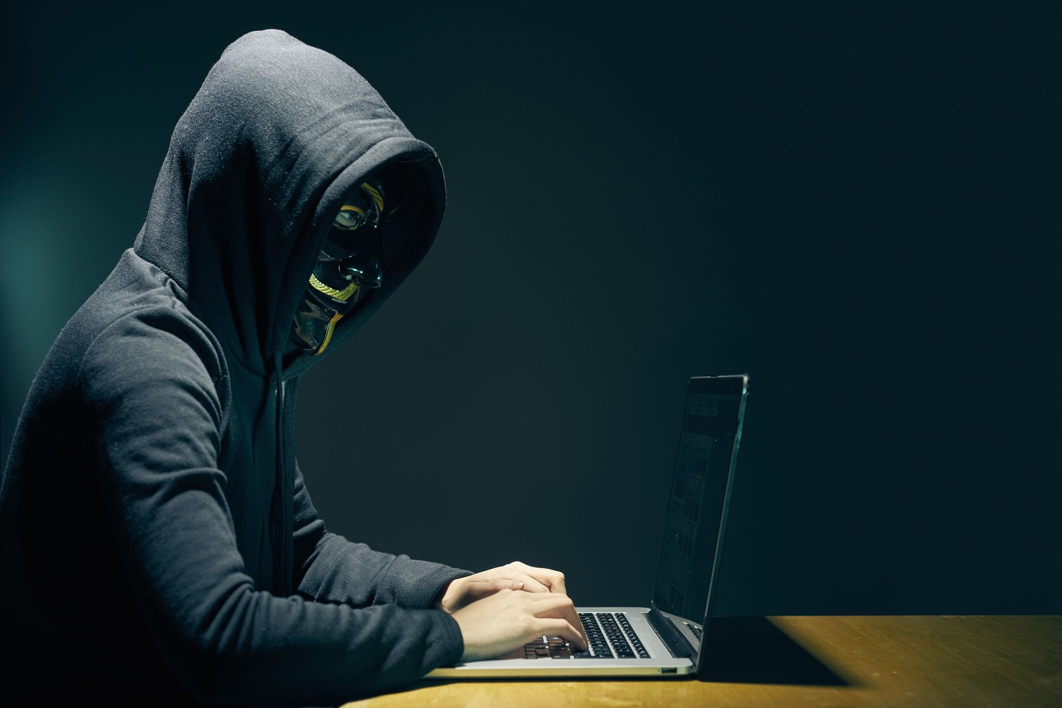 hacker sobre computador