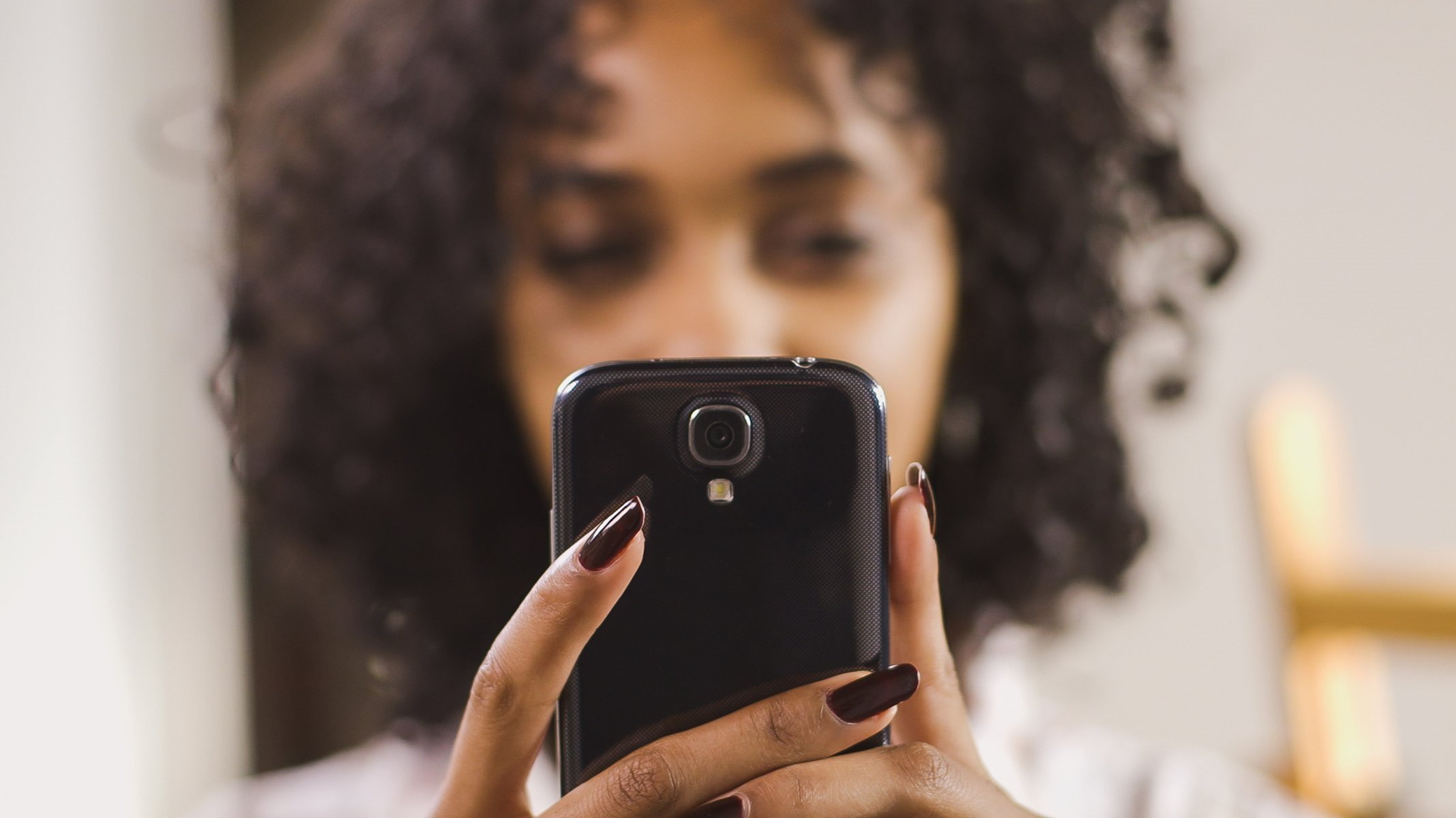 mulher com smartphone na mão