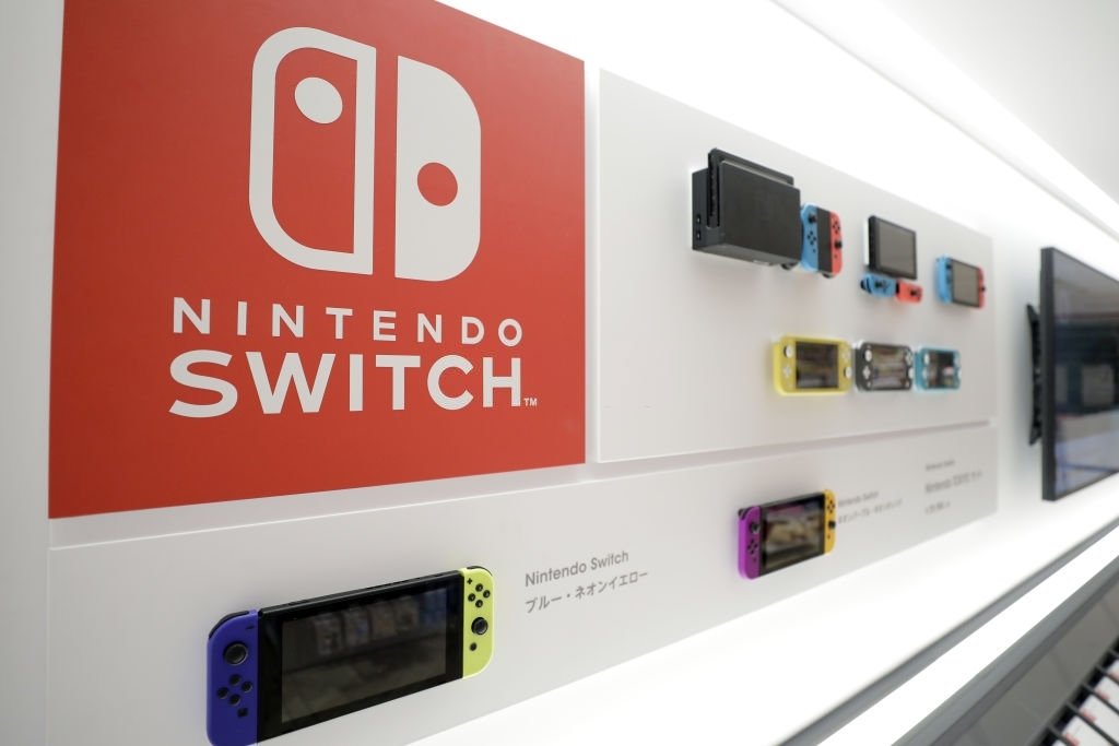 Nintendo Switch numa estante de loja
