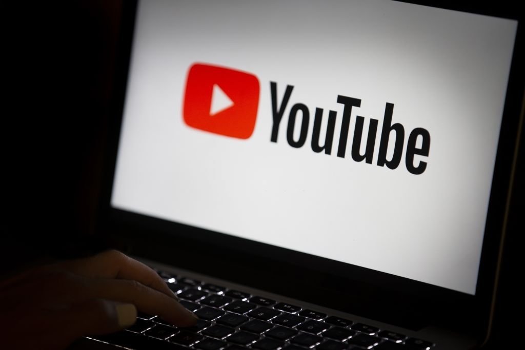 YouTube logo em computador