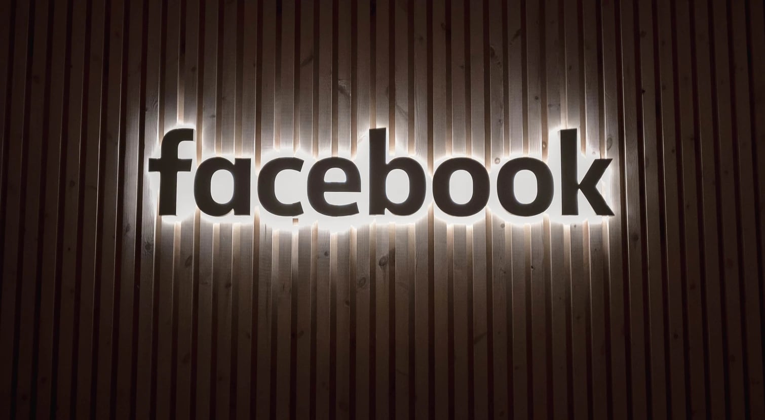 Facebook logo na parede
