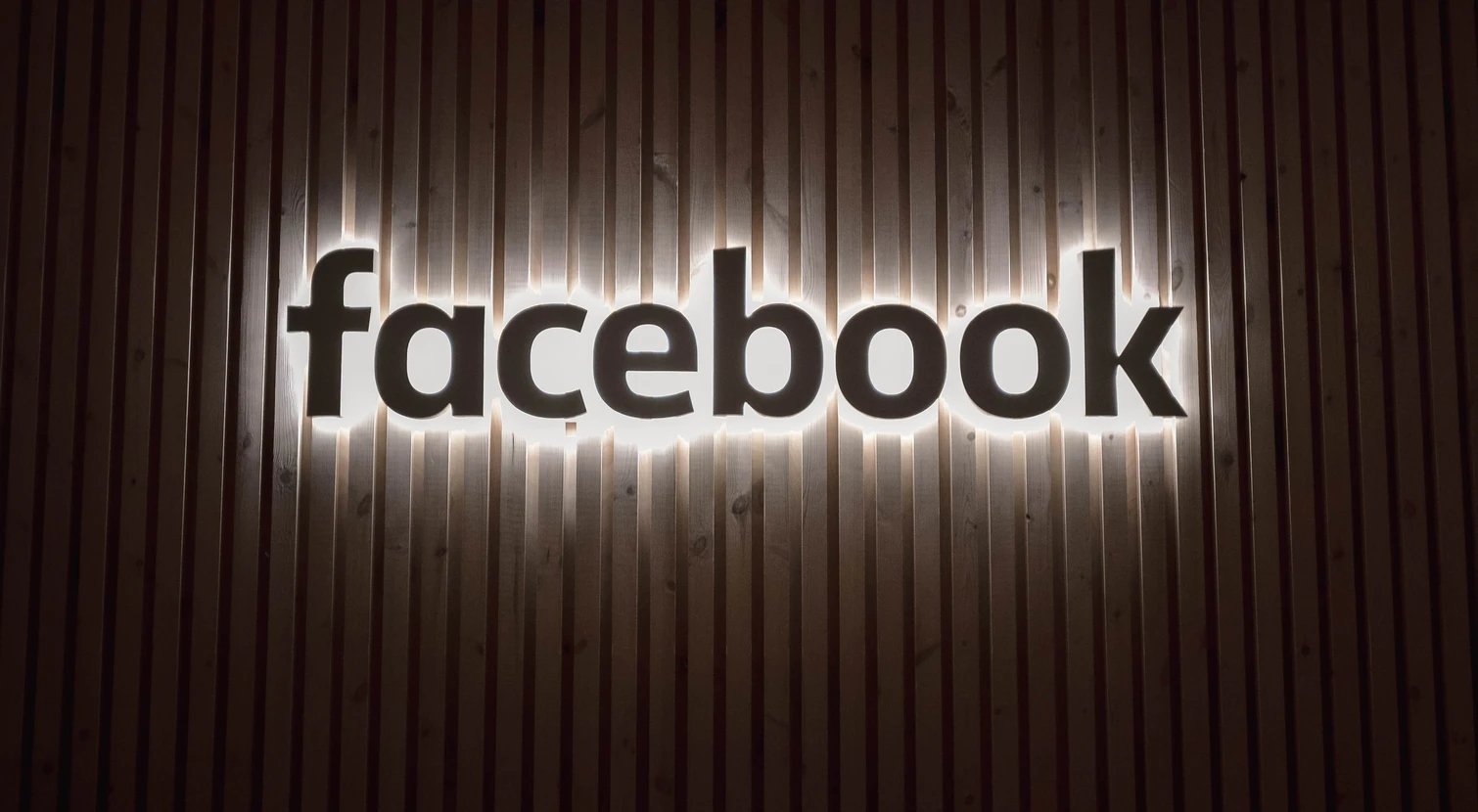 Facebook logo parede