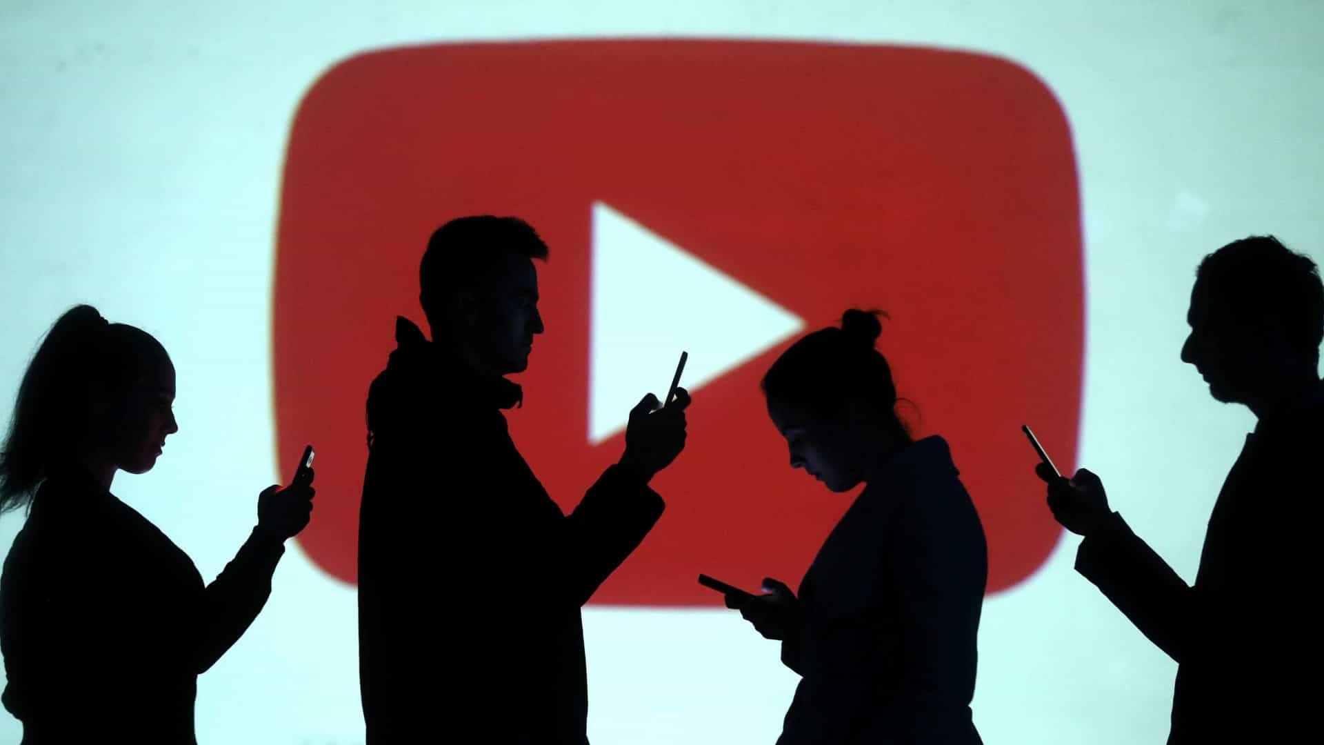 YouTube logo aplicação com gente a passar