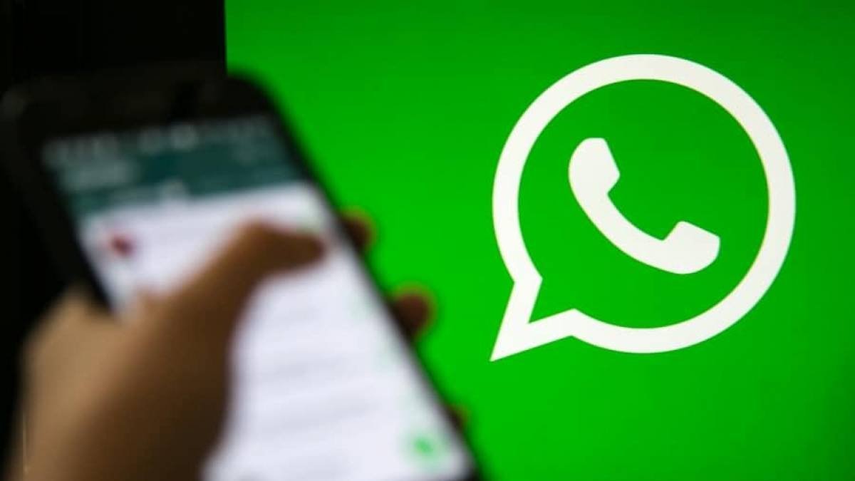 WhatsApp logo e smartphone