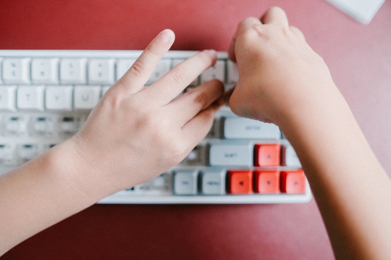 Dedos de criança no teclado