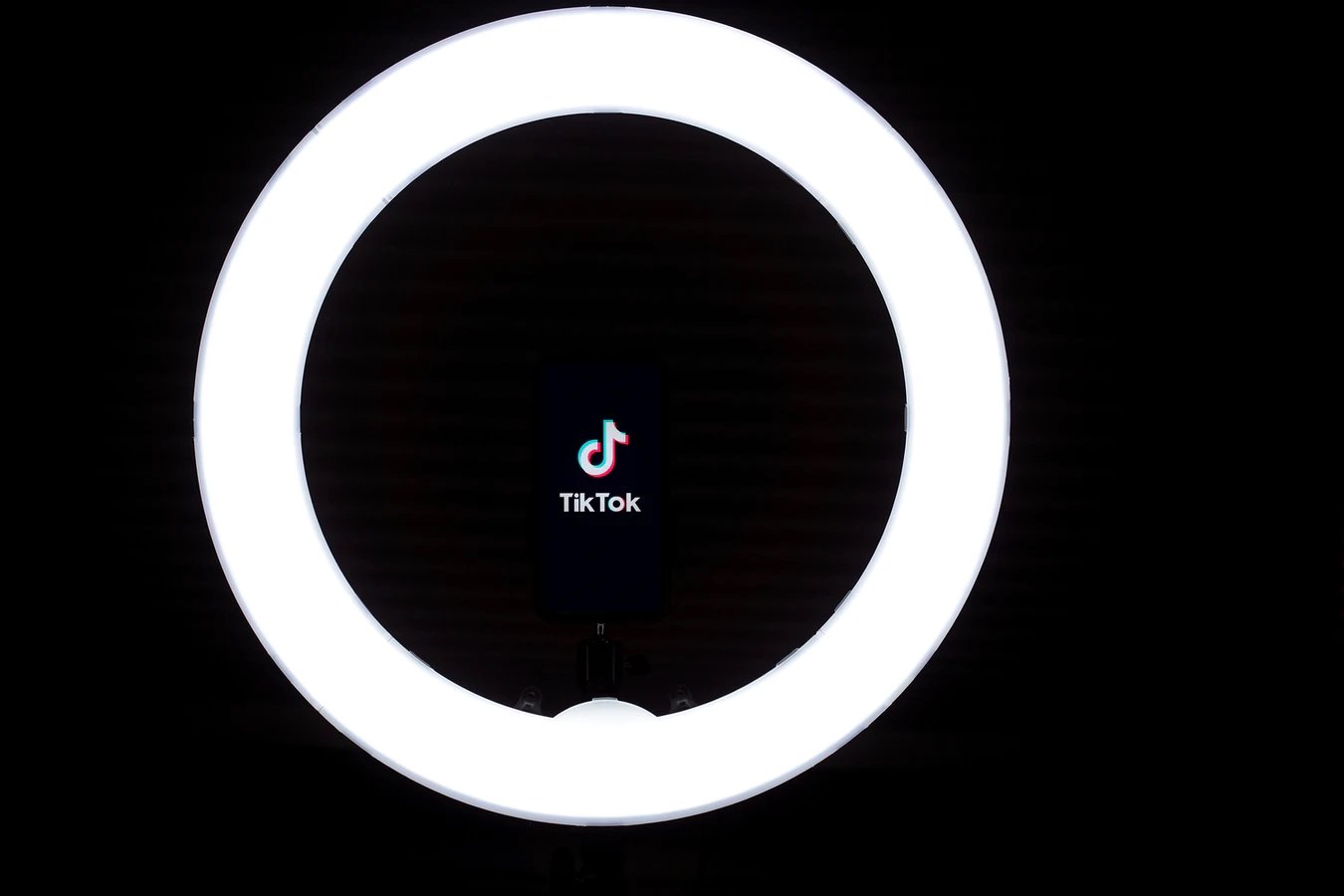 TikTok app sobre ring light