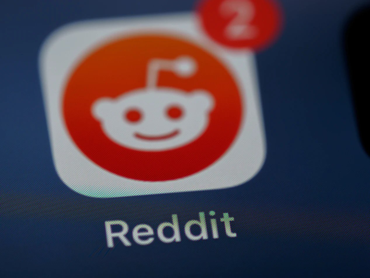 Reddit logo da app em smartphone