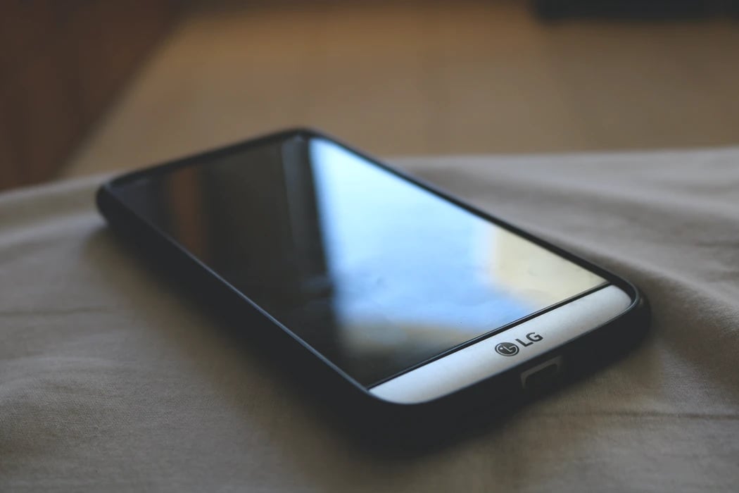 Lg smartphone sobre um lençol