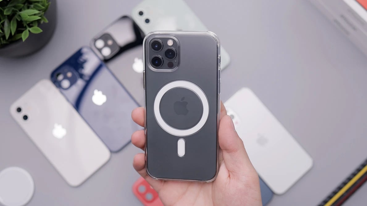 iPhone com o magsafe na traseira