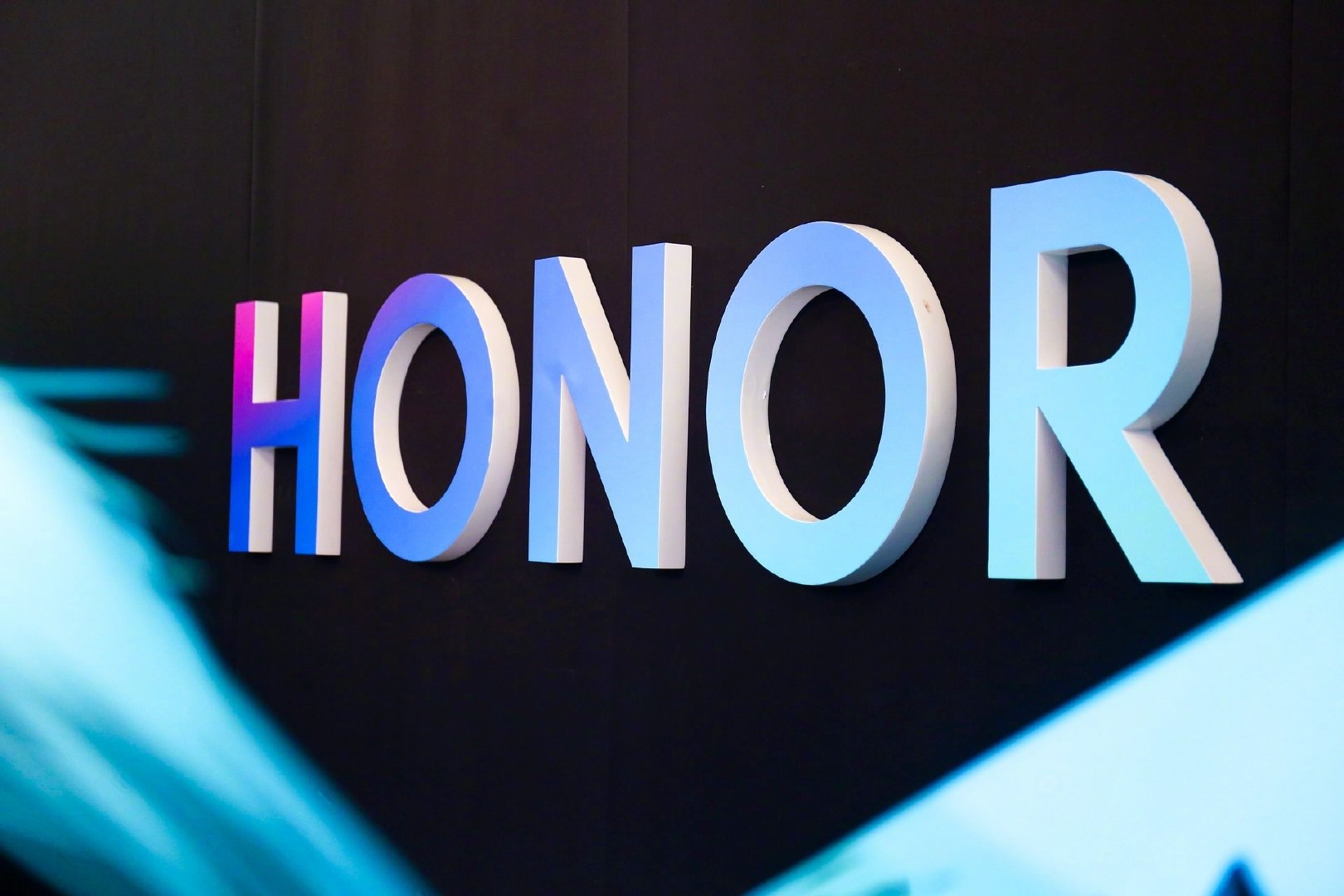 Honor logo sobre parede