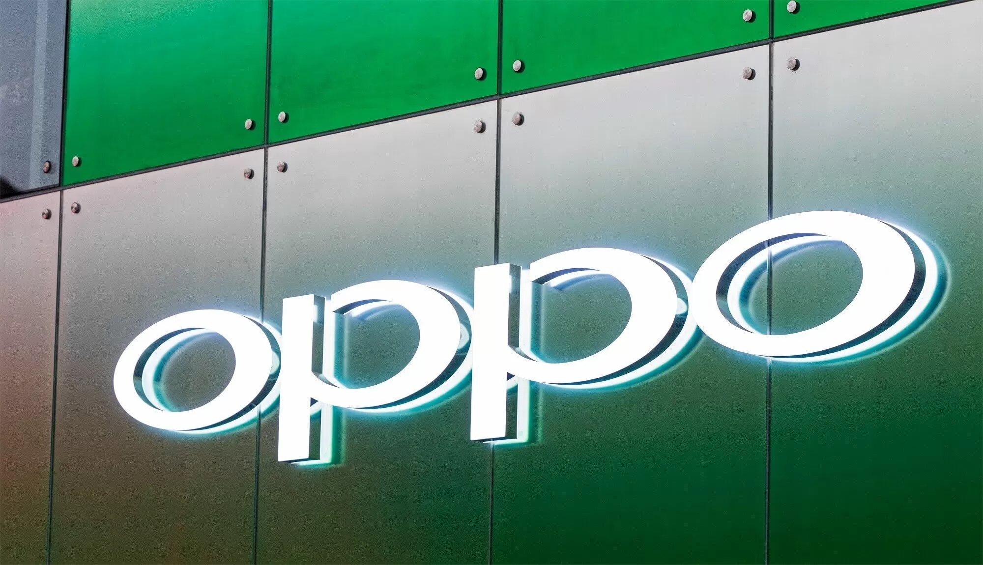 Oppo logo da empresa na parede