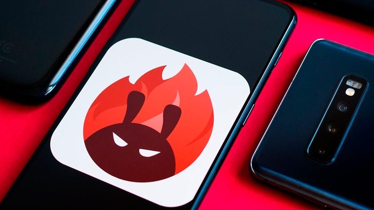 Antutu logo em smartphone