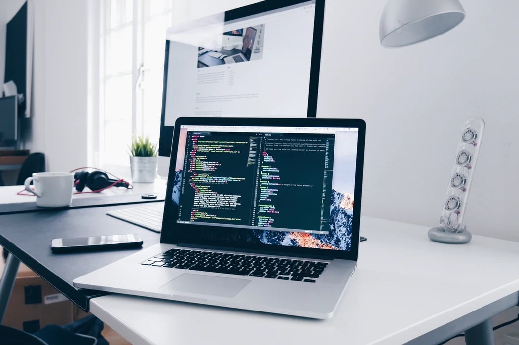 programação em computador sobre uma mesa