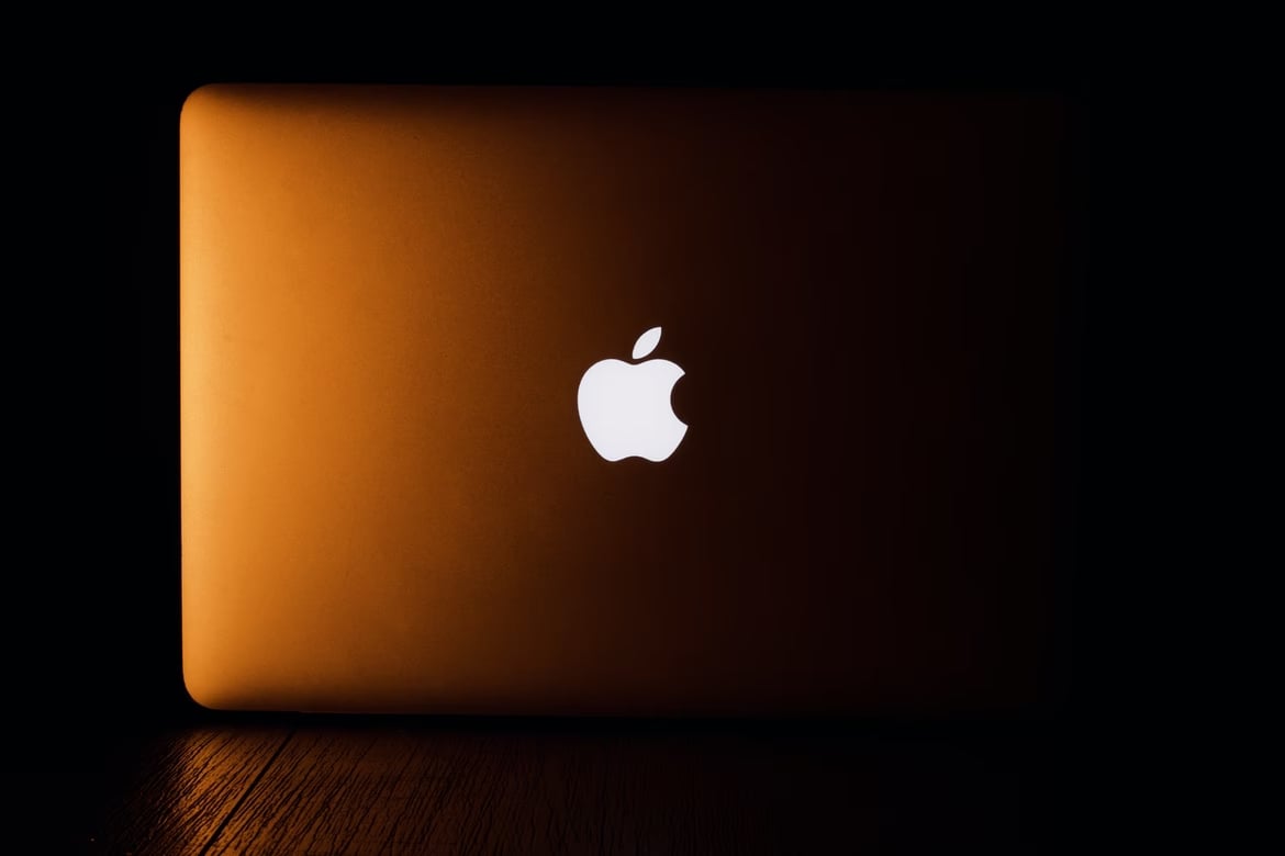 Apple computador com logo visivel