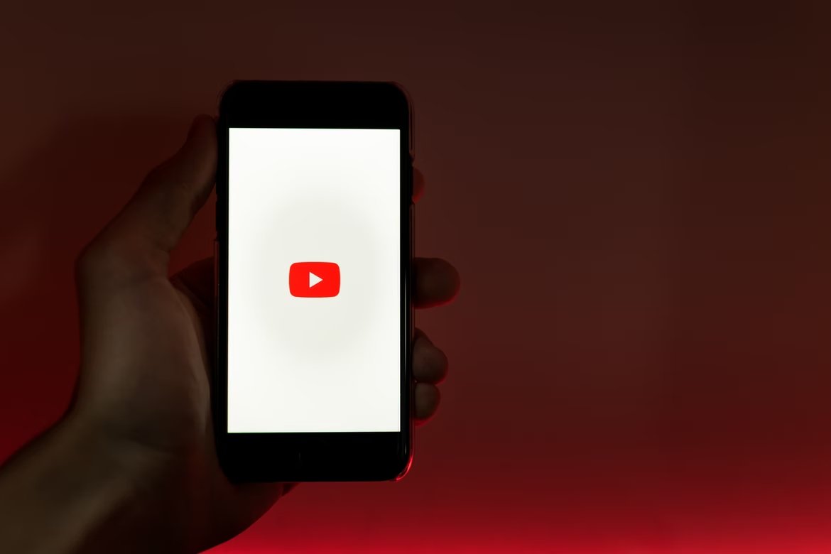 YouTube logo da empresa em smartphone