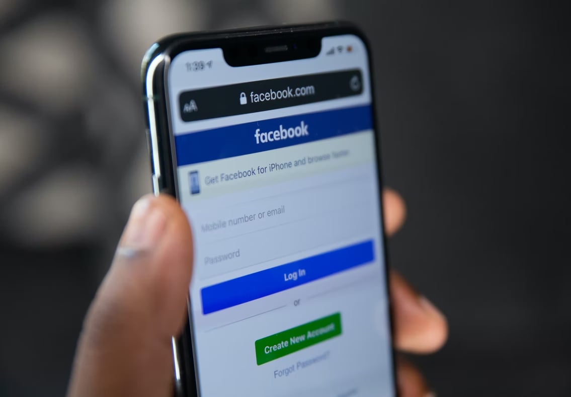 Facebook app em smartphone