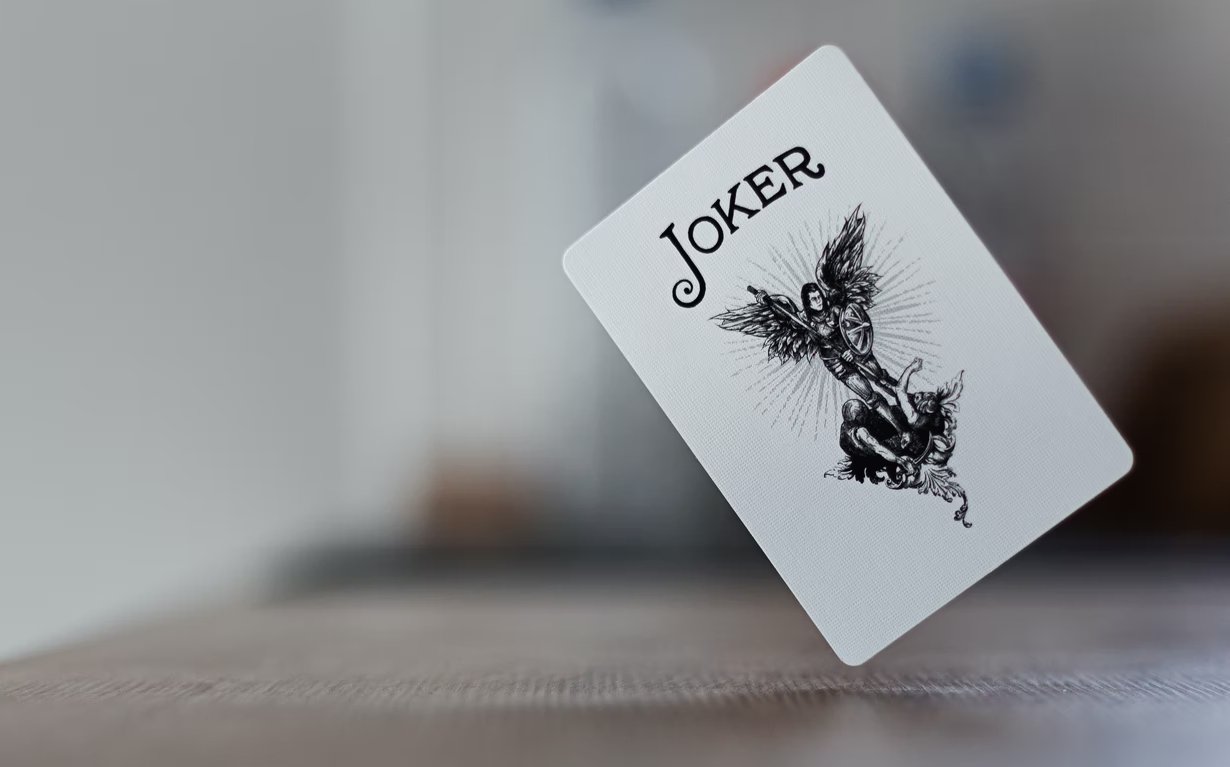 Joker carta sobre uma mesa