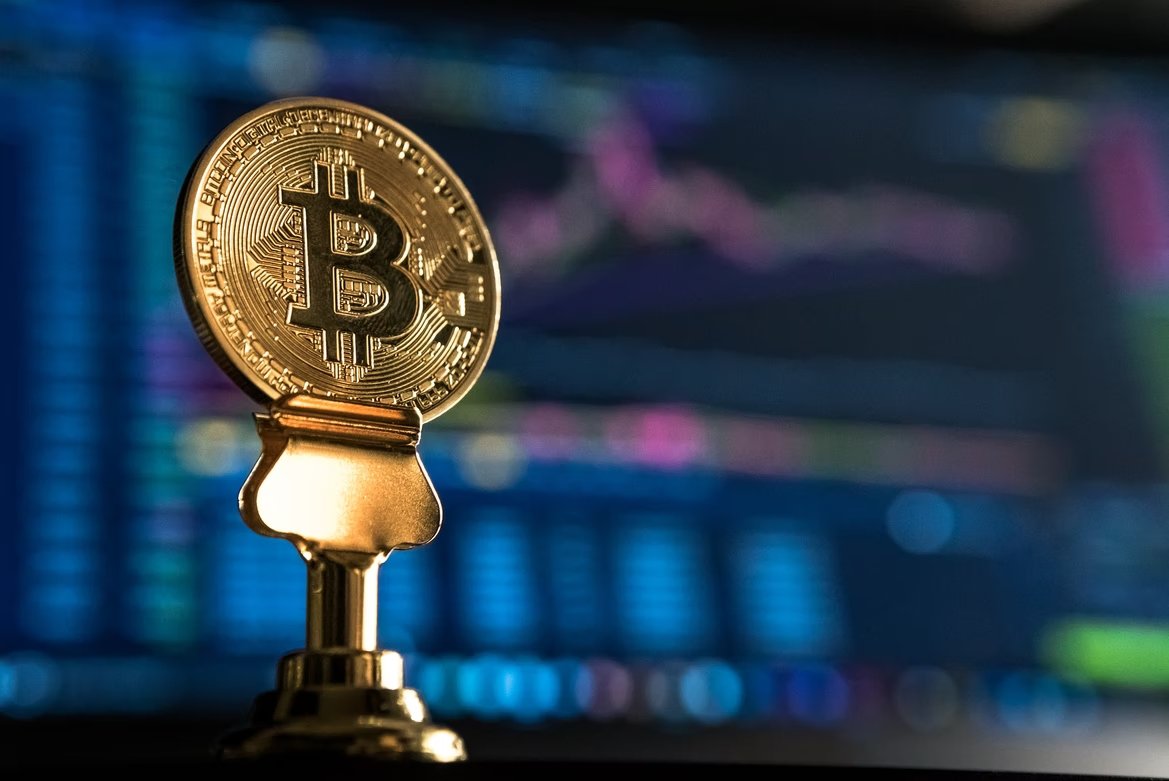Bitcoin moeda sobre um pedestral