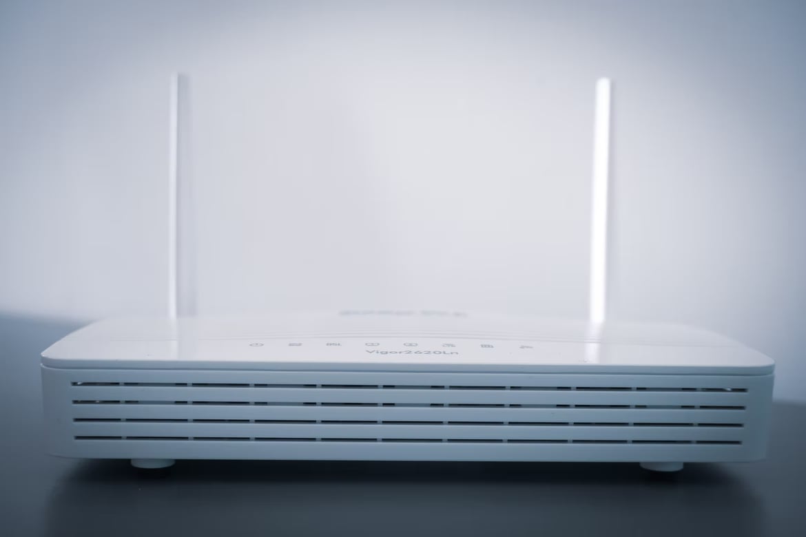 Router sobre mesa