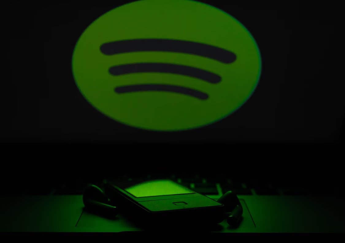 Spotify app em computador e smartphone