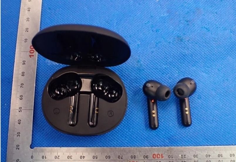 imagem completa dos earphones da nokia com caixa
