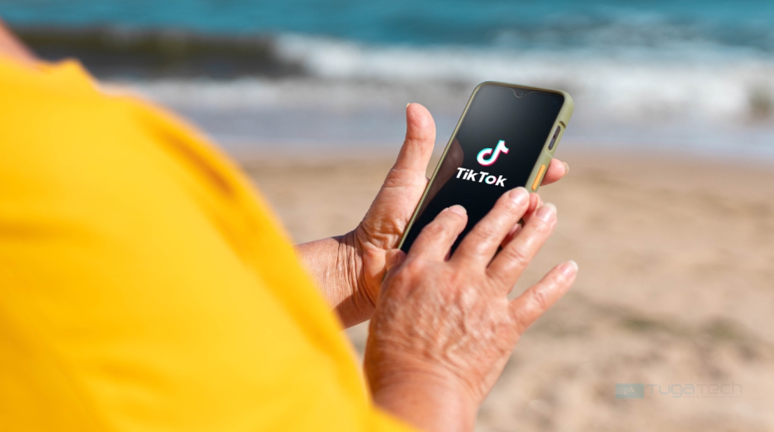 app do tiktok em smartphone