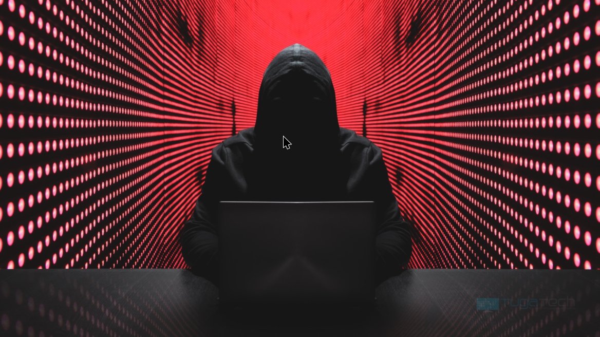 Hacker em frente do computador