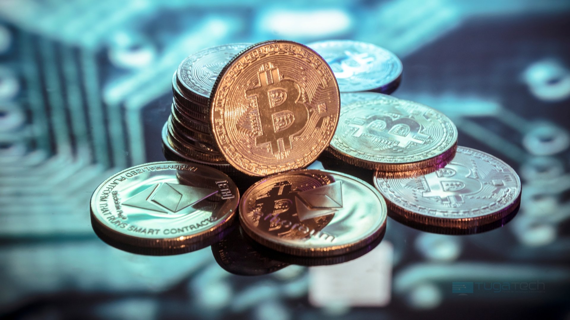 Bitcoin e criptomoedas sobre mesa