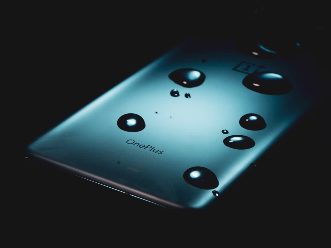 OnePlus logo do smartphone sobre água