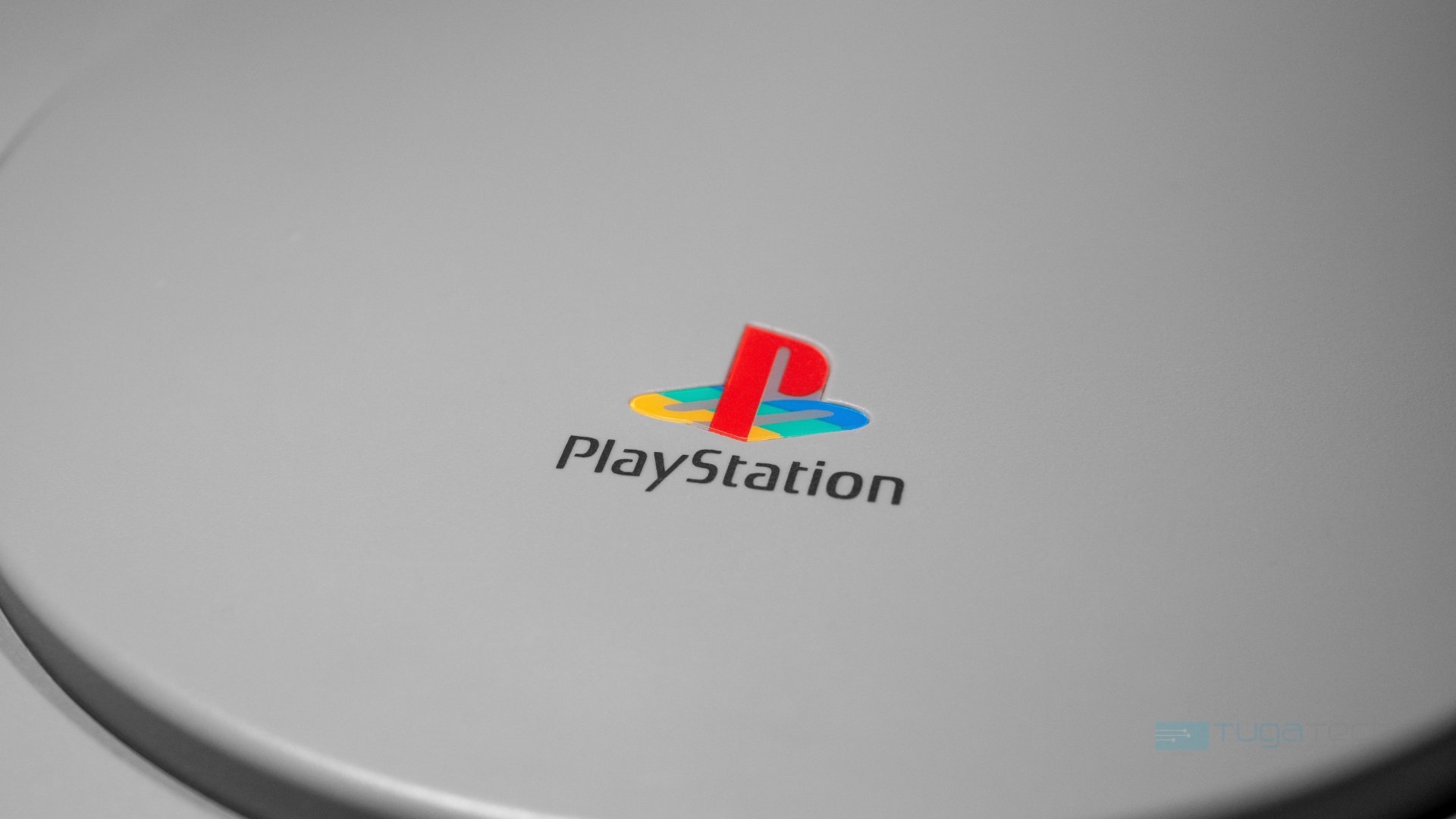 Logo da playstation sobre tampa da PS1