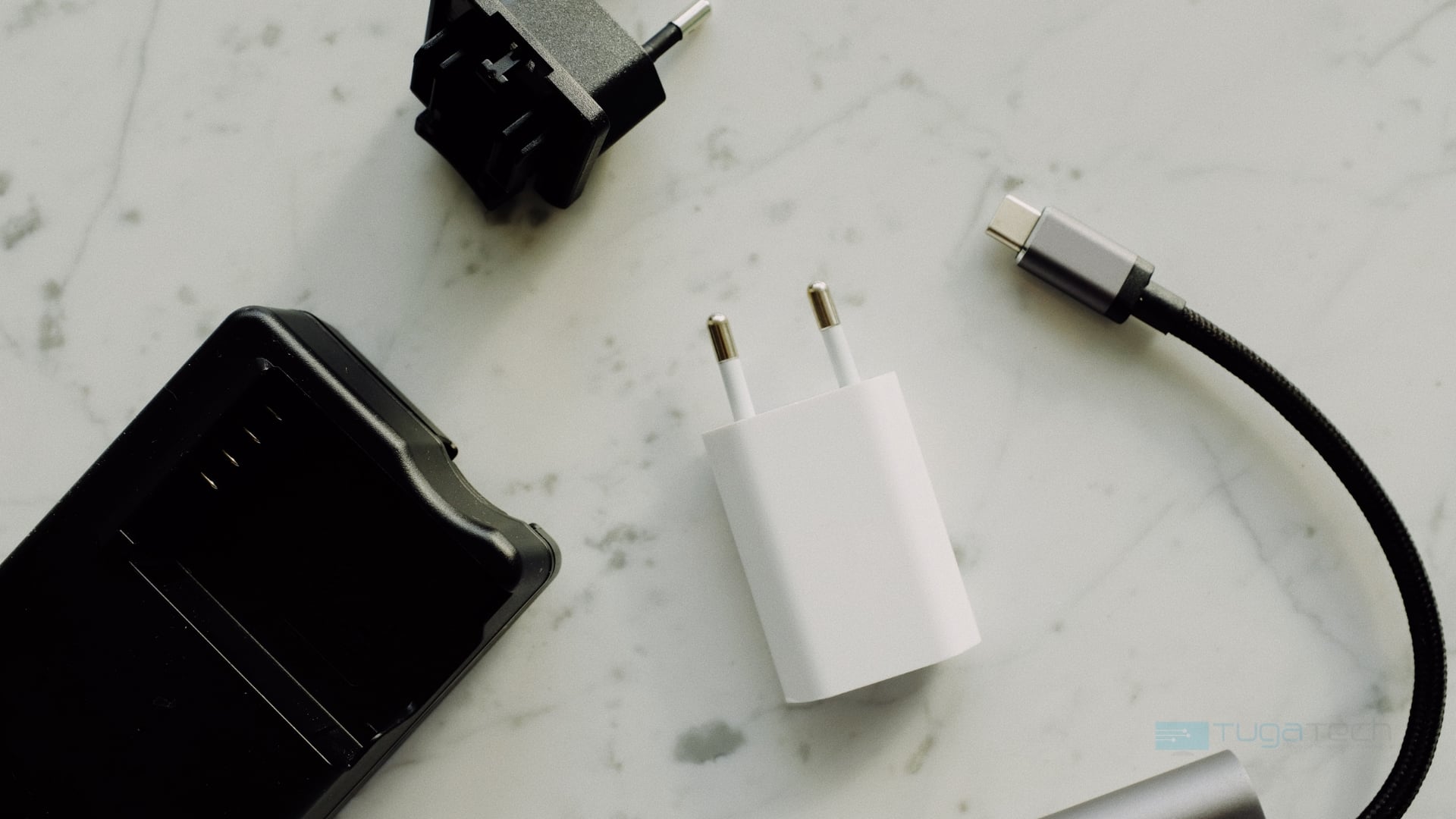 Carregadores de smartphones sobre a mesa