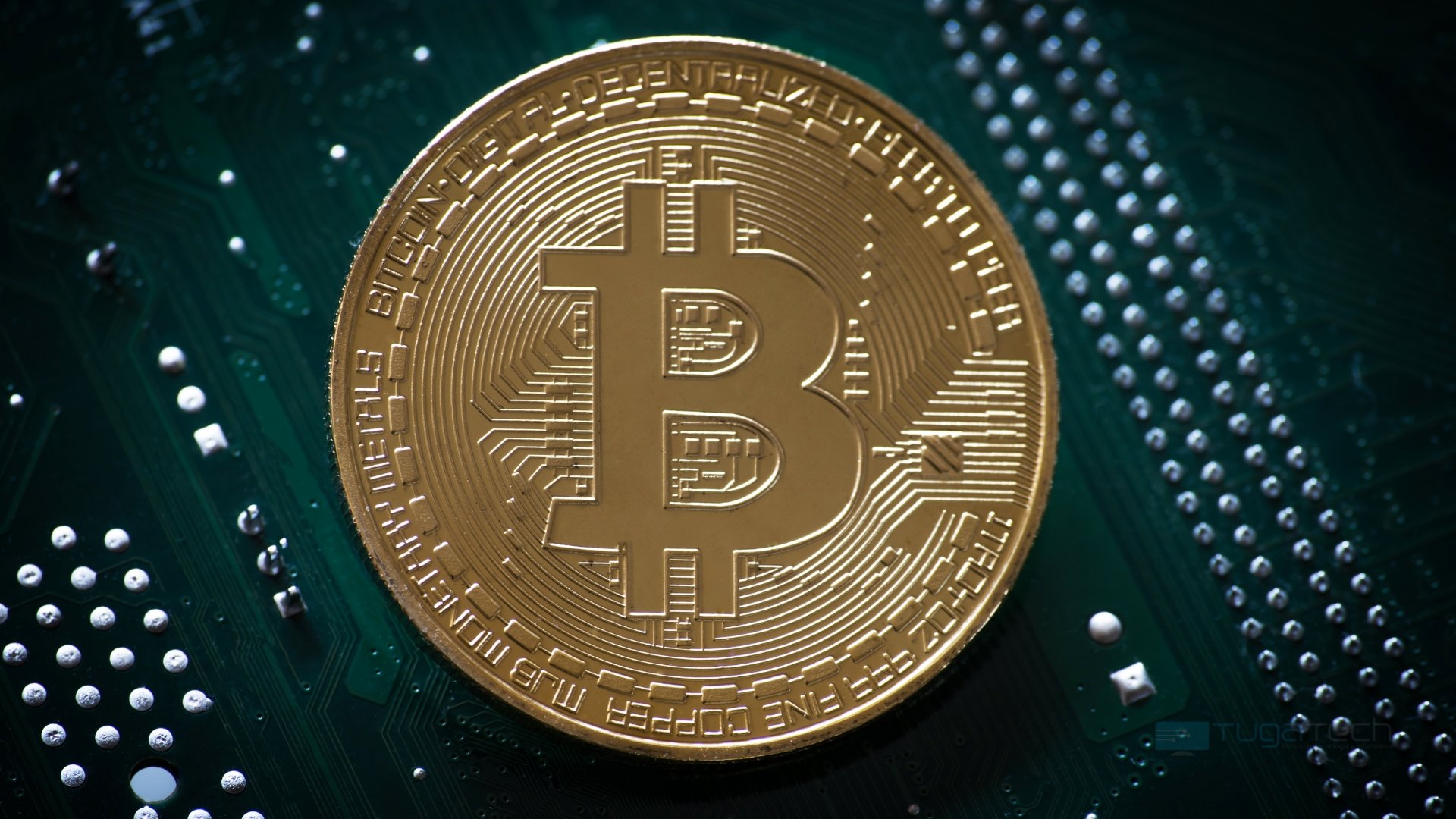 Bitcoin sobre placa verde