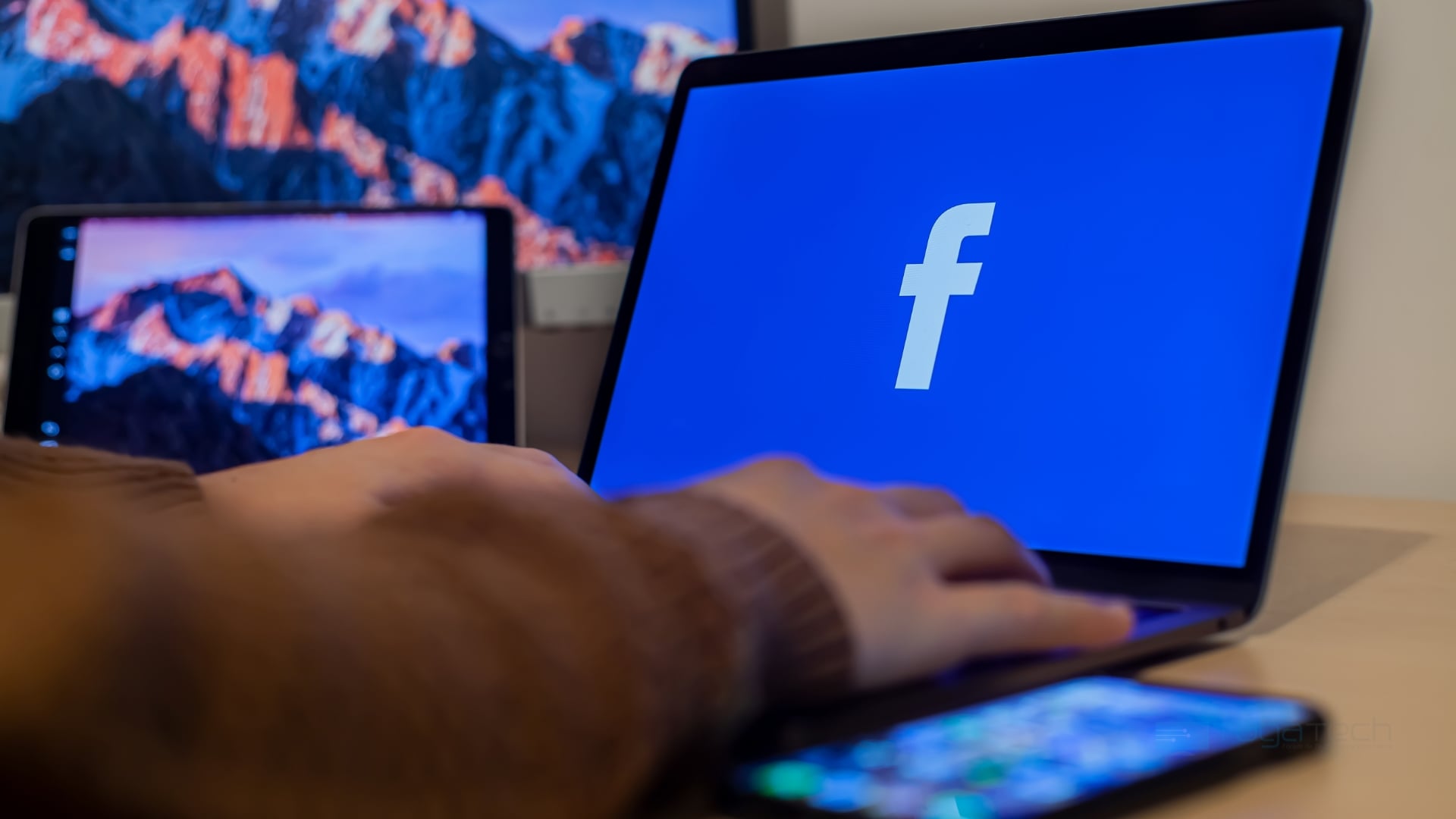 Facebook sobre computador