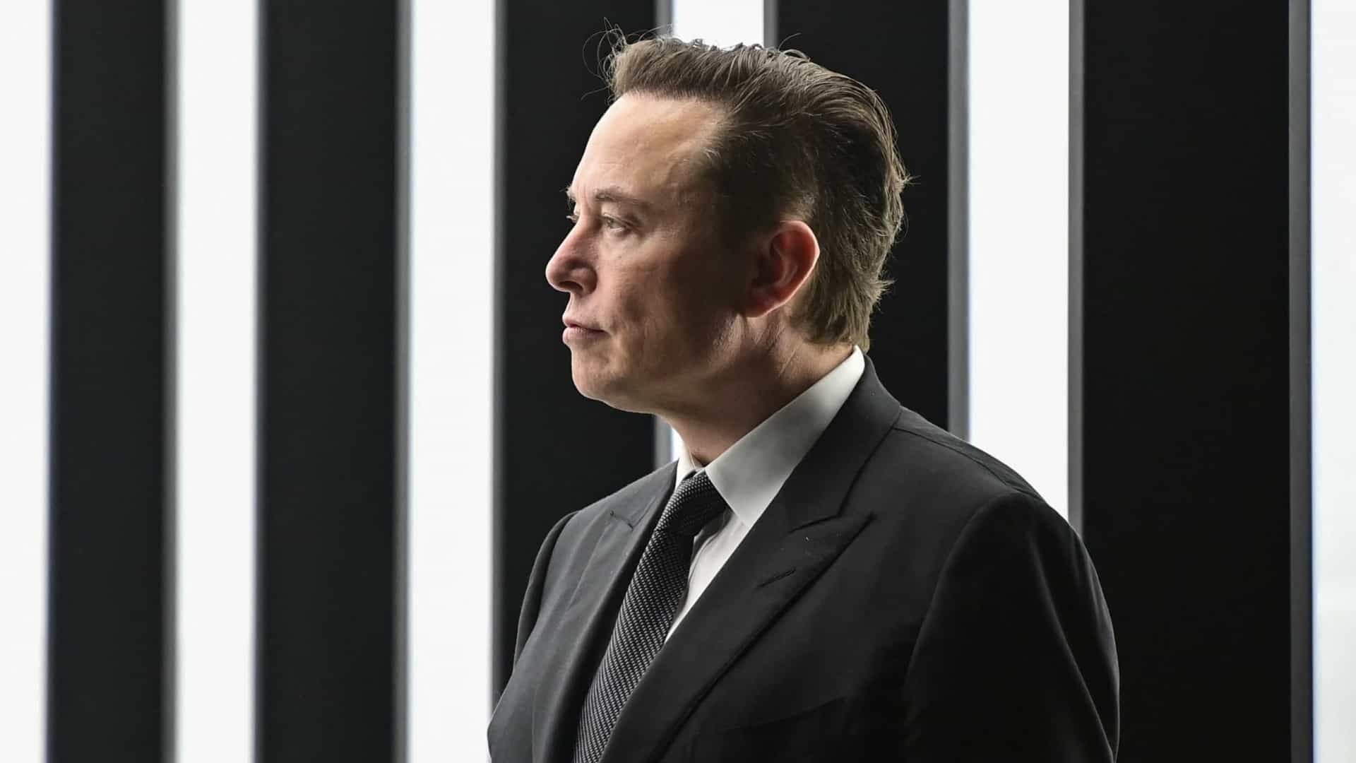 Elon Musk sobre uma parede LED