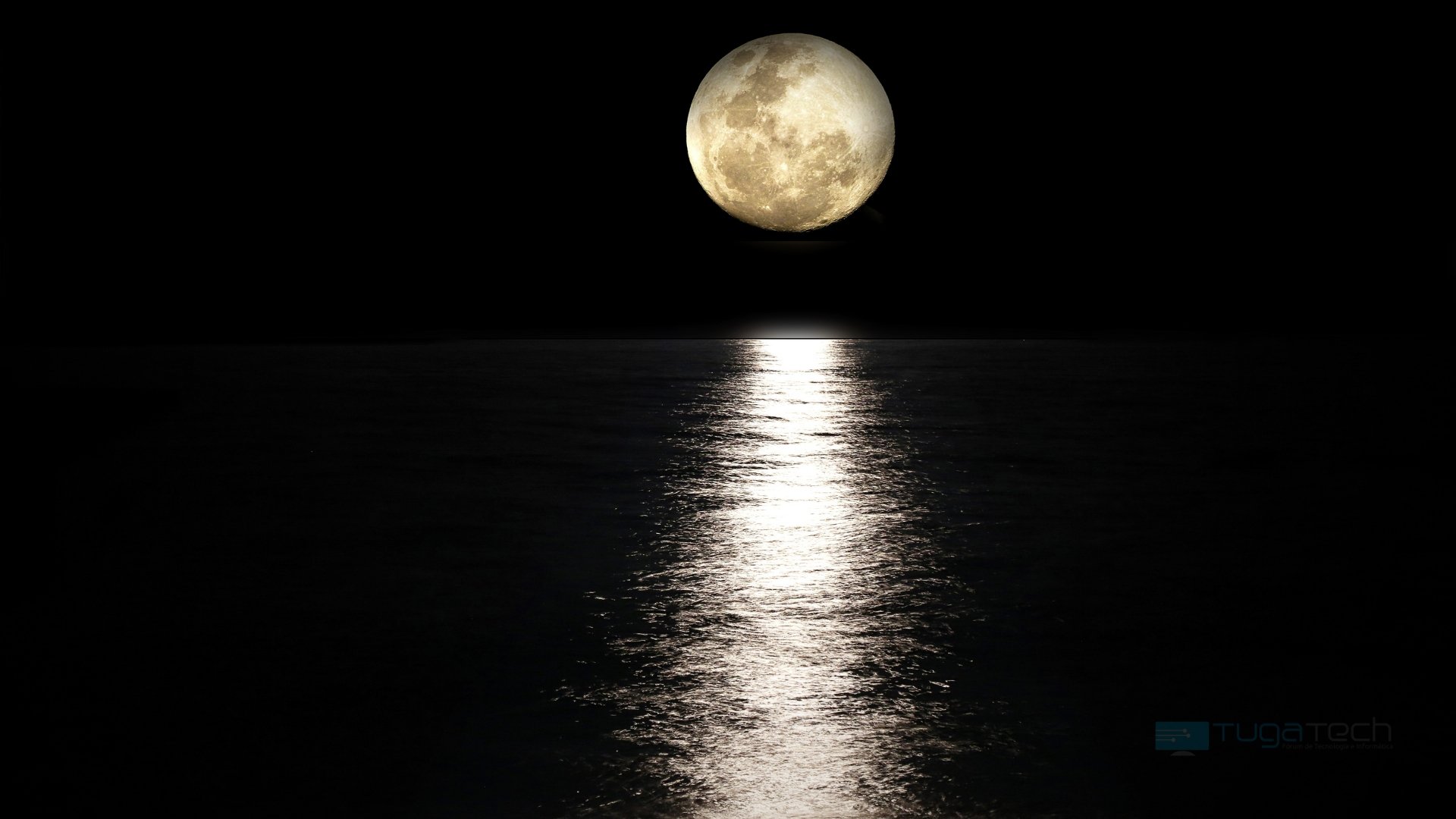 Lua sobre o mar escuro