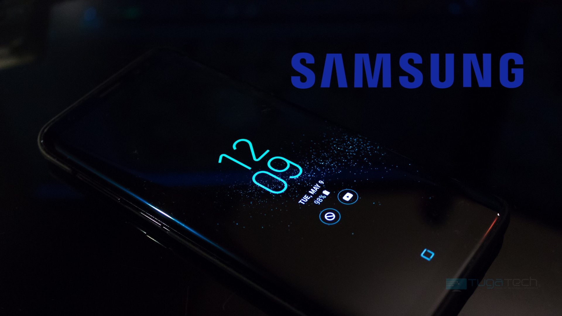 Smartphone da Samsung com logo da empresa