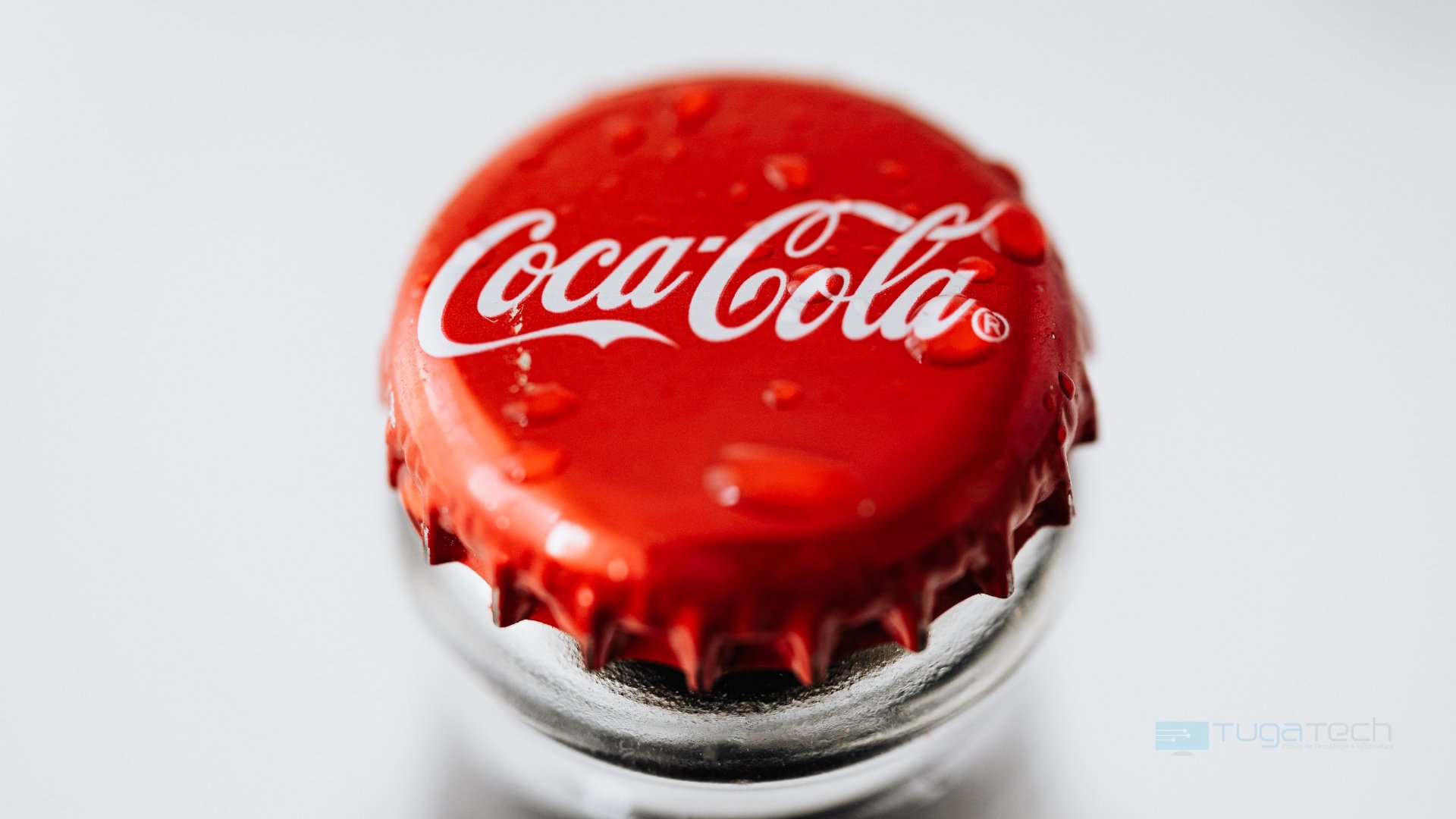 Coca cola logo sobre tampa